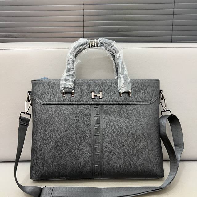 Hermès 爱马仕 压花牛皮公文包 男士休闲手提包电脑包 采用精湛镶嵌细工，经典百搭 实物拍摄 原厂原版面料 配送防尘袋 38 X 28 Cm。