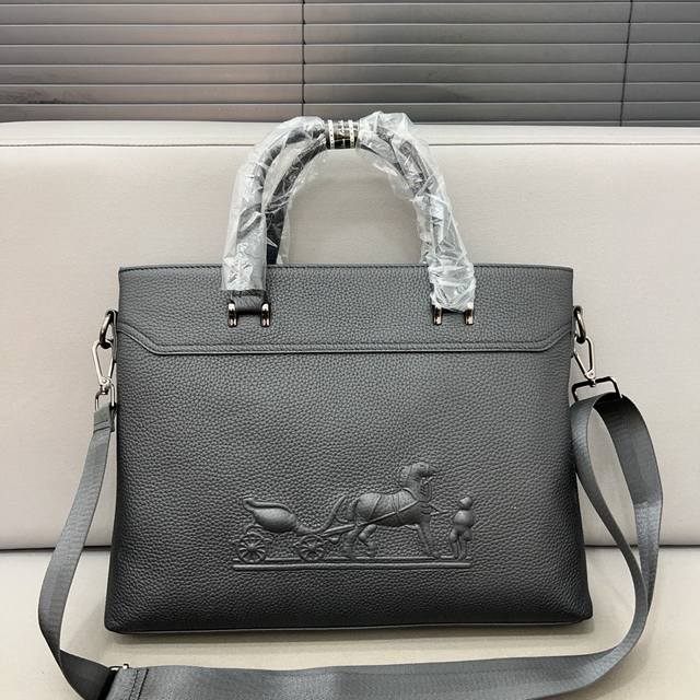 Hermès 爱马仕 压花牛皮公文包 男士休闲手提包电脑包 采用精湛镶嵌细工，经典百搭 实物拍摄 原厂原版面料 配送防尘袋 38 X 28 Cm。