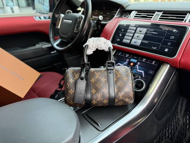 高端货 新款 “ Louis Vuitton”Lv 单肩包 路易威登斜挎包 Keepall Bandouliere 25 老花系列可 拆卸可调节肩带拉链开合 涂