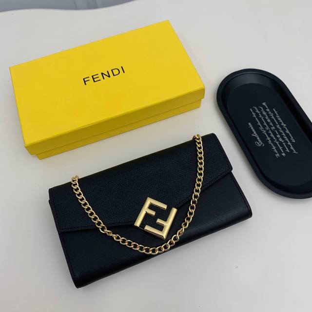 Fendi颜色 黑 杏 黑棕尺寸 19*10.5*3.5 Fendi 专柜同步，可肩背专柜品质顶级进口牛皮 海外订制钥匙扣五金 做工油边精湛