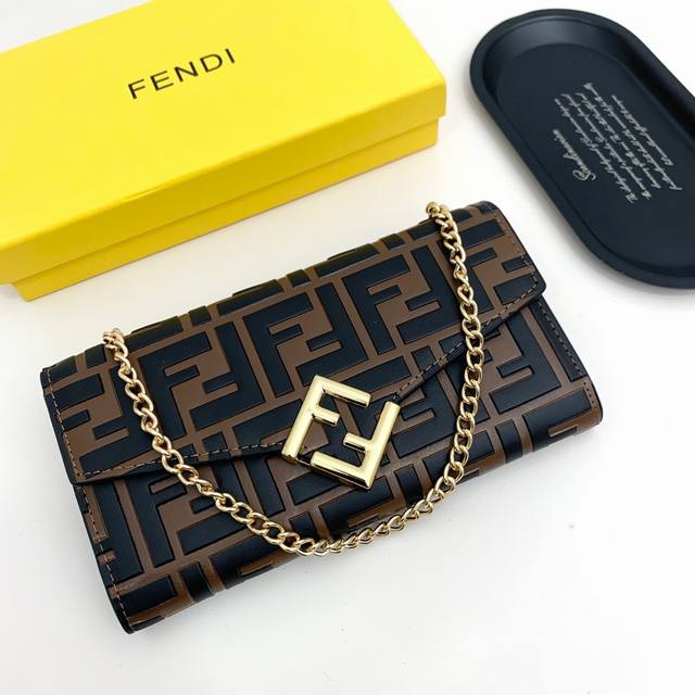 Fendi颜色 黑 杏 黑棕尺寸 19*10.5*3.5 Fendi 专柜同步，可肩背专柜品质顶级进口牛皮 海外订制钥匙扣五金 做工油边精湛