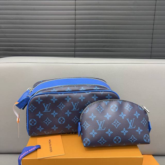 Louisvuitton 路易威登 Dopp二合一洗漱包 化妆包 手拿包 采用精湛镶嵌细工，实物拍摄 原厂原版面料 配送防尘袋 折叠礼盒 15 X 28 Cm。