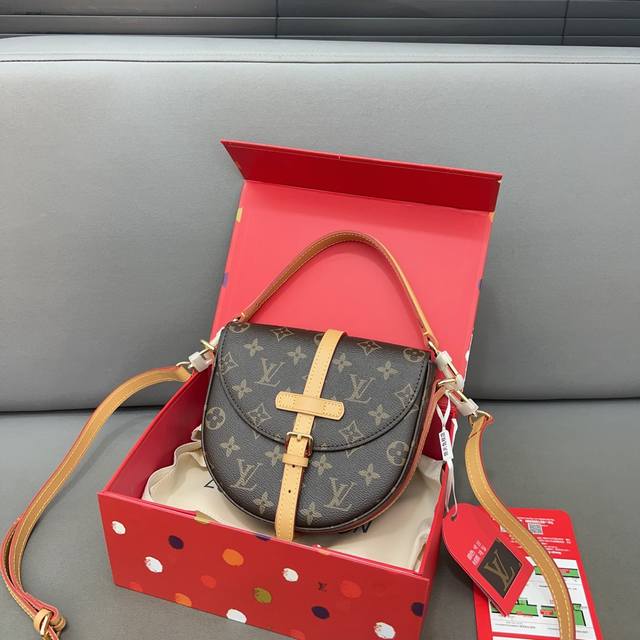 Louisvuitton 路易威登 翻盖单肩包包 盾牌包 男女通用 采用精湛镶嵌细工，经典百搭 实物拍摄 原厂原版面料 配送防尘袋 20 X 18 Cm