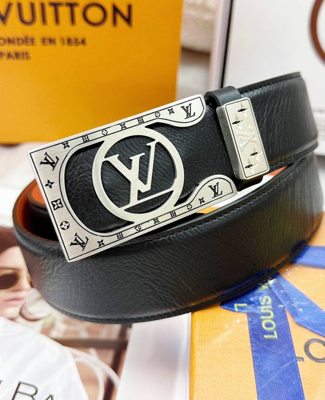 皮带：Lv..路易..威登顶级复刻. 腰带：原单品质百分百进口原厂头层牛皮，保证真皮。雕花镂空设计工艺.真空电镀.永不掉色.24K纯钢扣细腻小牛皮纹路双面可用专