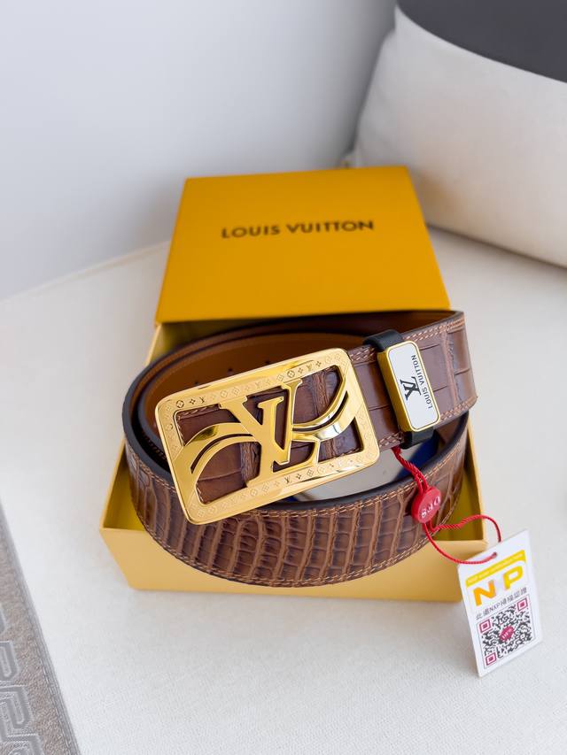 品名： Lv..路易..威登腰带皮带原单 型号：挂扣，经典纯钢材质挂扣，头层牛皮，图片实物拍摄 材料：头层牛皮，挂扣系列，纯钢材质扣头，钯镀电镀工艺永不掉色。原