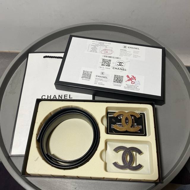 香奈儿chanel 精品款 ☆双扣礼盒套装 含礼盒 专柜有售 香奈儿chanel专柜在售正品 此款采用头层牛皮制作 油边细致、☆正品开模 搭配广州原版扣五金 3