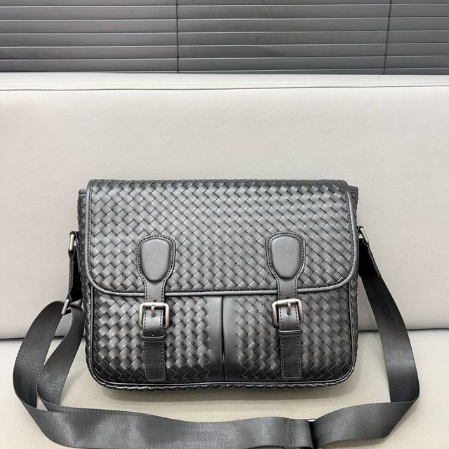 Bottega Veneta 葆蝶家 手工编织翻盖单肩邮差包 男士斜挎包 采用优质原厂电镀五金 高端货规格 26 X 33Cm