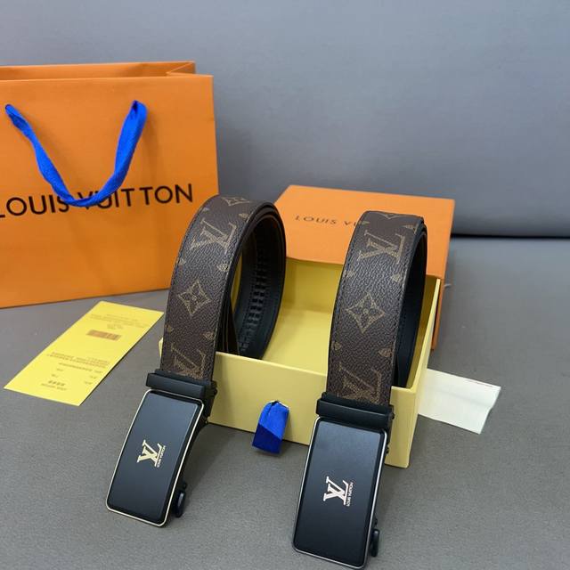 Louisvuitton 路易威登 牛皮腰带 男士经典款皮带 时装搭配必备款 优质合金扣头 采用原厂牛皮带身 机械打孔 高品质全套包装 礼盒 礼袋 小票