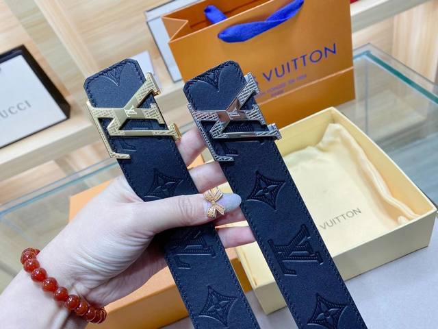 路易威登louis Vuitton 法国 专柜品质 官网同步 宽度3.8Cm 精美钢扣头 原版意大利双面进口小牛皮原版花纹 手感极佳 上身郊果棒 商务休闲两用