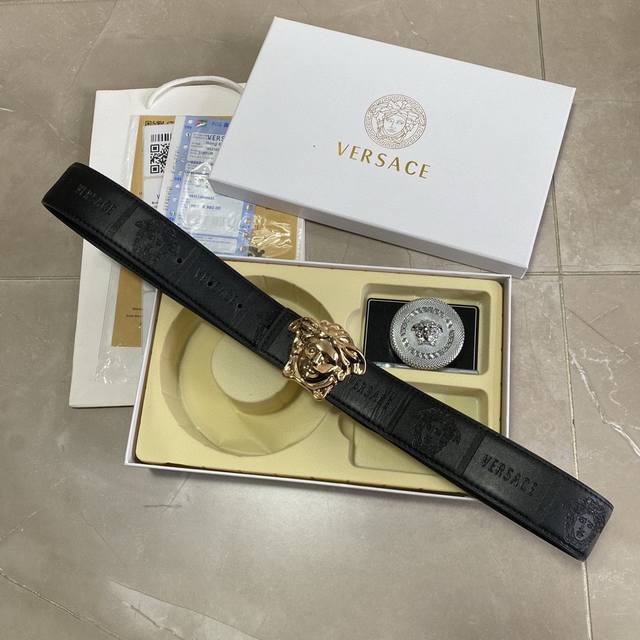 Versace精品款 ☆双扣礼盒套装 含礼盒 专柜有售 范思哲专柜在售正品 此款采用头层牛皮制作 走线油边细致 正品开模 搭配广州原版扣经久耐用、3.8Cm规格