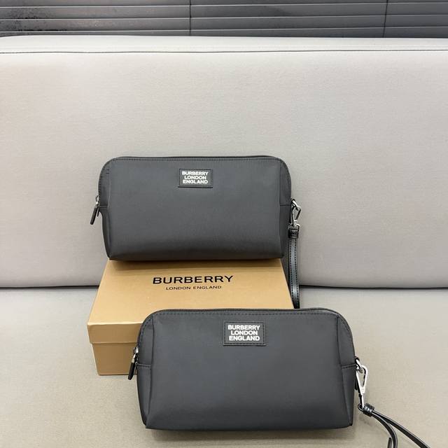 Burberry 巴宝莉 尼龙布三角标手拿包 采用精湛镶嵌细工，经典百搭 实物拍摄 原厂原版面料 配送防尘袋 大 25 X 15 Cm 小 23 X 13Cm