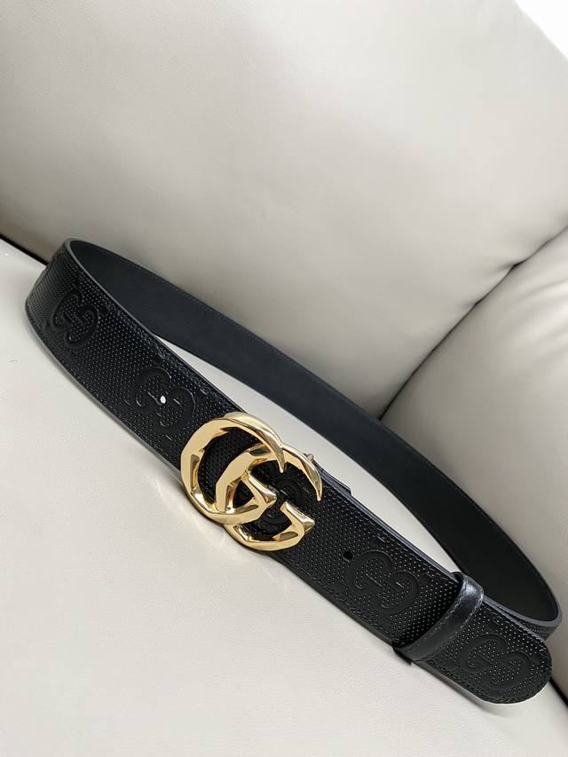 Gucci 古琦 4.0寬marmont系列印花压纹皮革腰带 Guccio Gucci字母交织图案巧妙融入纹理和材质变化，以印花压纹形式点缀在这款腰带的黑色皮革