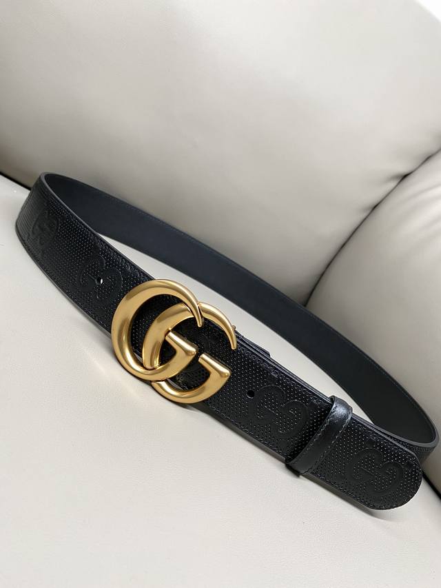 Gucci 古琦 4.0寬marmont系列印花压纹皮革腰带 Guccio Gucci字母交织图案巧妙融入纹理和材质变化，以印花压纹形式点缀在这款腰带的黑色皮革