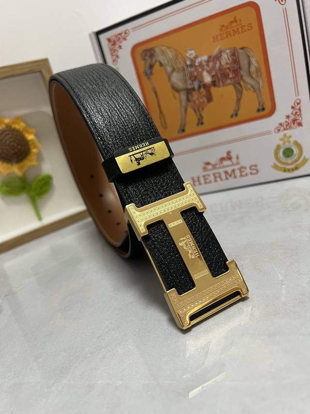 品名：爱马仕.Hermès 原单 材质：原单牛皮腰带 百分百头层牛皮腰带保证真皮，24K纯钢扣，专柜原单品质、做工精细，时尚大牌，送人自用首选 包装： 请认准如