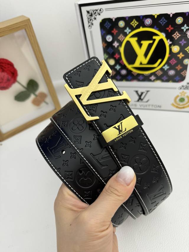 品名：Lv..路易..威登原单 材质：原单牛皮腰带 百分百头层牛皮腰带保证真皮，24K纯钢扣，专柜原单品质、做工精细，时尚大牌，送人自用首选 包装： 请认准如图