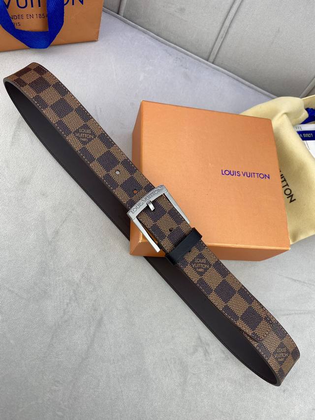 Lv 3.4宽 Downtown 腰带凝聚精湛工艺，融合 Monogram Eclipse 或 Damier 帆布与丝滑小牛皮内衬，再为全新针式搭扣上缘镂刻路易 - 点击图像关闭