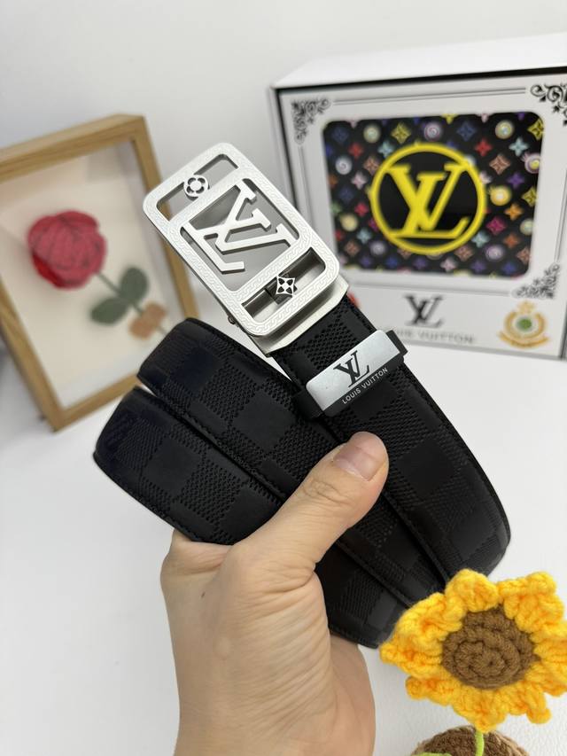 品名：Lv..路易..威登自动带 材质：原单牛皮腰带 百分百头层牛皮腰带保证真皮，24K纯钢扣，专柜原单品质、做工精细，时尚大牌，送人自用首选 包装： 请认准如