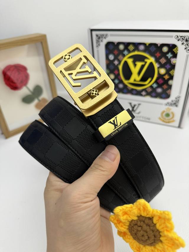 品名：Lv..路易..威登自动带 材质：原单牛皮腰带 百分百头层牛皮腰带保证真皮，24K纯钢扣，专柜原单品质、做工精细，时尚大牌，送人自用首选 包装： 请认准如