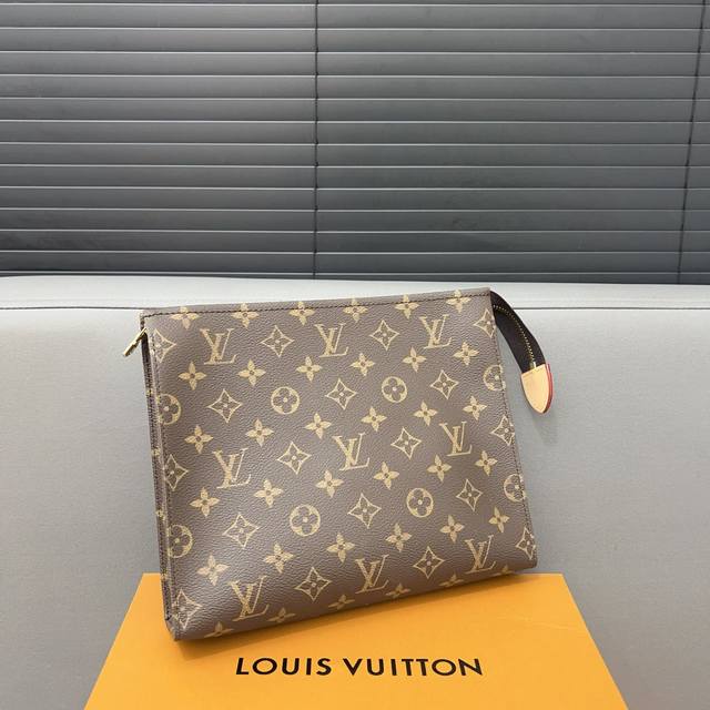 Louisvuitton 路易威登 变色皮 Monogram 26号洗漱包 单肩包 手拿包 洗漱包采用精湛镶嵌细工，实物拍摄 原厂原版面料 M47542 配送全