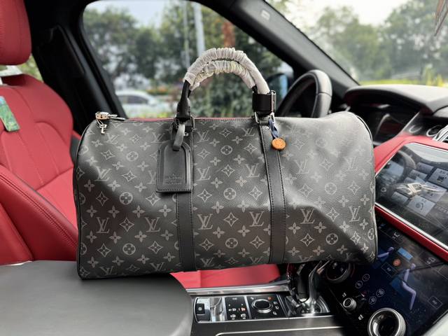 50厘米高端货 新款 “Louis Vuitton”Lv旅行袋keepall 50旅行袋 配肩带 系列中的经典。这个中号keepall以monogram帆布为袋