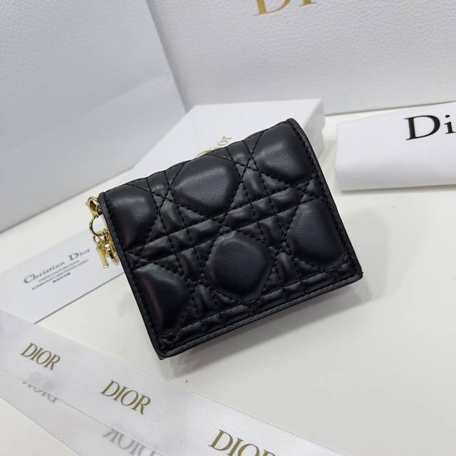 Dior 2387颜色 黑 粉 灰尺 11*8.5*3 Dior 专柜新款出货！这款迷你 Lady Dior 钱包设计精巧，空间宽敞。黑色羊皮革饰以藤格纹缉面线