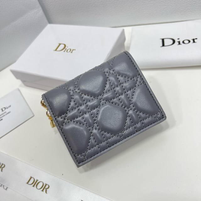 Dior 2387颜色 黑 粉 灰尺 11*8.5*3 Dior 专柜新款出货！这款迷你 Lady Dior 钱包设计精巧，空间宽敞。黑色羊皮革饰以藤格纹缉面线 - 点击图像关闭