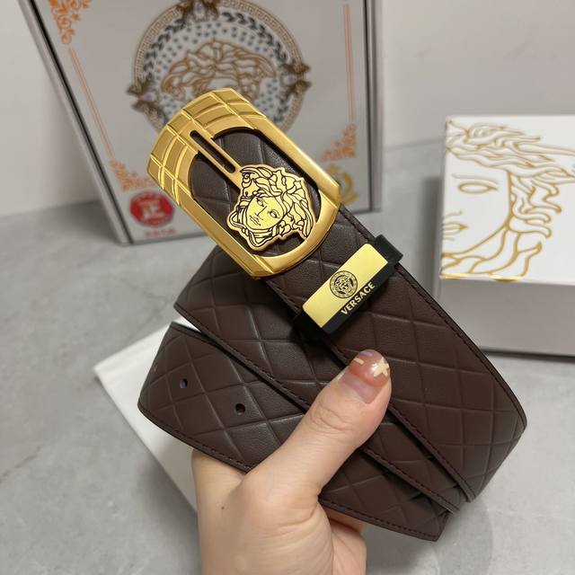 品名：Versace.范思哲 材质：原单牛皮腰带 百分百头层牛皮腰带保证真皮，24K纯钢扣，专柜原单品质、做工精细，时尚大牌，送人自用首选 包装： 请认准如图专