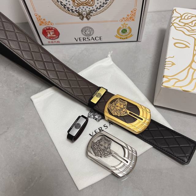 品名：Versace.范思哲 材质：原单牛皮腰带 百分百头层牛皮腰带保证真皮，24K纯钢扣，专柜原单品质、做工精细，时尚大牌，送人自用首选 包装： 请认准如图专