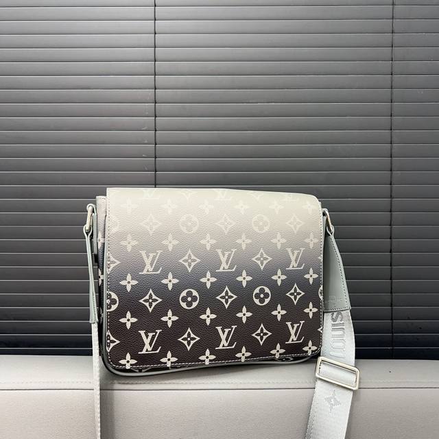 Louisvuitton 路易威登 District 翻盖邮差包男士斜挎包 采用精湛镶嵌细工，实物拍摄 原厂原版面料 配送防尘袋 25 X 20 Cm。