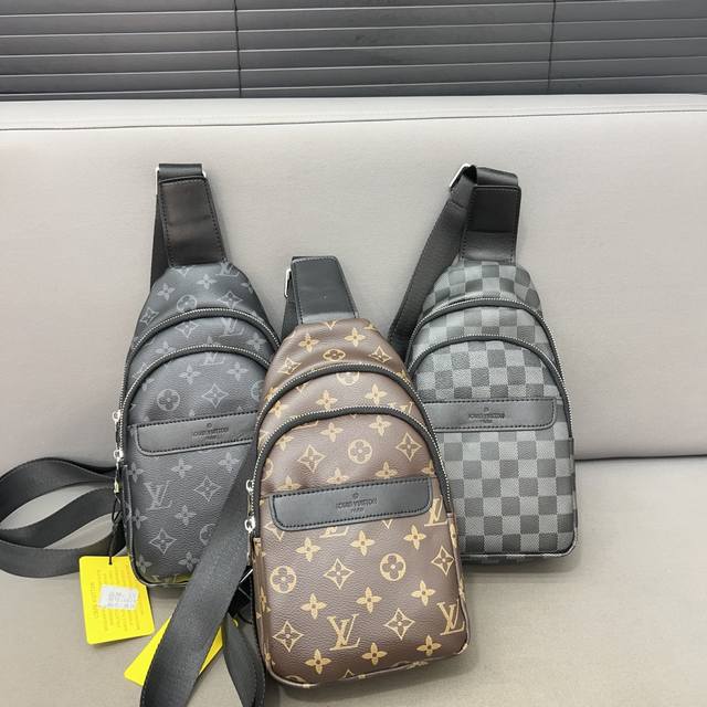 Louisvuitton 路易威登 印花胸包 斜挎单肩包 采用精湛镶嵌细工，实物拍摄 原厂原版面料 配送防尘袋30 X 17 Cm。