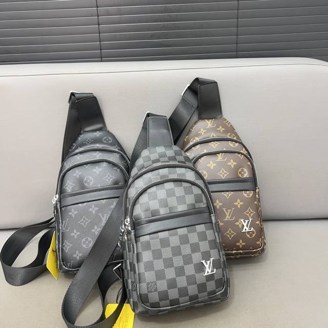 Louisvuitton 路易威登 印花胸包 斜挎单肩包 采用精湛镶嵌细工，实物拍摄 原厂原版面料 配送防尘袋30 X 17 Cm。