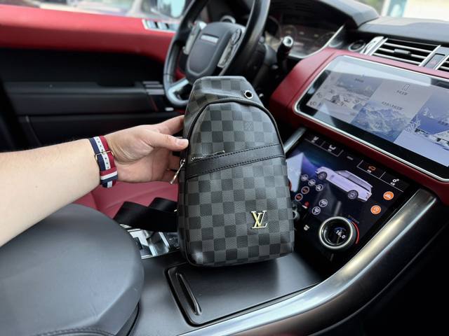 高端货 新款 “Louis Vuitton”Lv 胸包 路易威登 Duo 老花满印拉链开合 单肩斜挎胸包 男款原厂面料高清五金logo标志、专用里内里。顺滑拉链