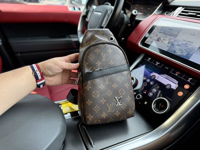 高端货 新款 “Louis Vuitton”Lv 胸包 路易威登 Duo 老花满印拉链开合 单肩斜挎胸包 男款原厂面料高清五金logo标志、专用里内里。顺滑拉链