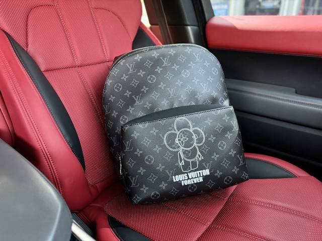 升级版高端货 新款 “Louis Vuitton”Lv双肩包 M43675 Discovery 路易威登 双肩包 Discovery 双肩包属于 Gaston