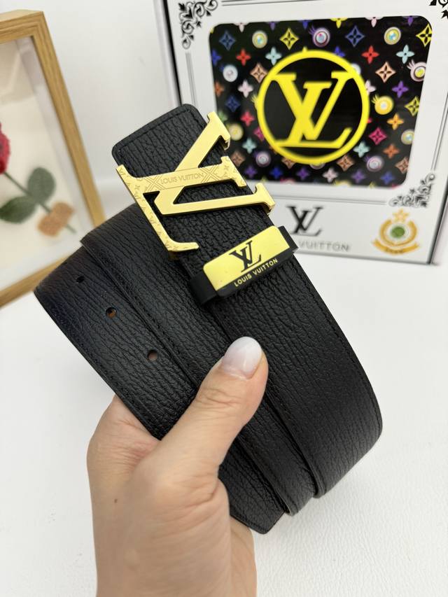 品名：Lv..路易..威登原单 材质：原单牛皮腰带 百分百头层牛皮腰带保证真皮，24K纯钢扣，专柜原单品质、做工精细，时尚大牌，送人自用首选 包装： 请认准如图