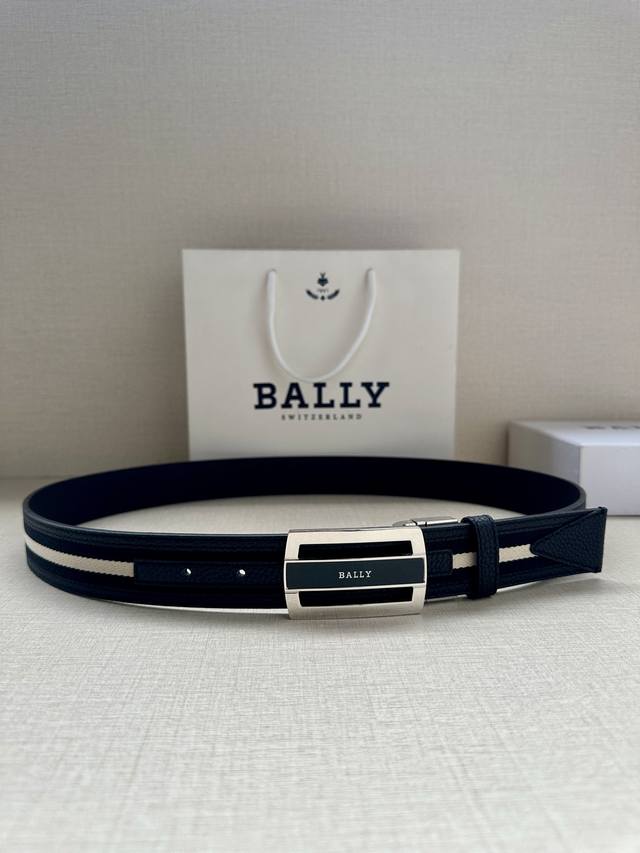 Bally 巴利 专柜新款荔枝纹皮 男士休闲布配皮双用腰带 宽3.4Cm这款帆布腰带饰以蓝色和奶油色迷幻火车条纹，搭配蓝色皮表面，B字 搭扣更显纤细，采用钛金属