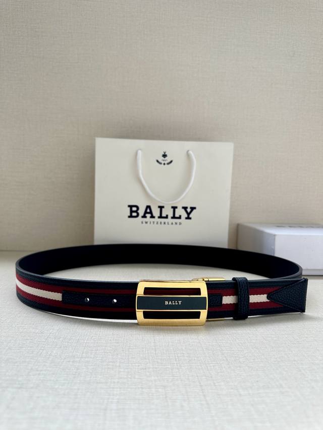 Bally 巴利 专柜新款荔枝纹皮 男士休闲布配皮双用腰带 宽3.4Cm这款帆布腰带饰以蓝色和奶油色迷幻火车条纹，搭配蓝色皮表面，B字 搭扣更显纤细，采用钛金属