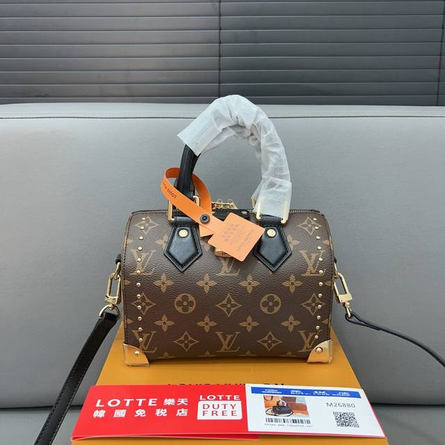 Louisvuitton 路易威登 铆钉枕头包 印花手提斜挎包 单肩包 采用精湛镶嵌细工，实物拍摄 原厂原版面料 配送小票 防尘布袋 折叠礼盒 15 X 20