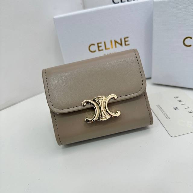 Celine 16332颜色 黑色尺寸 11*10*5新款凯旋门2 件套，Celine短式钱包非常炫美的一个系列，专柜同步，采用头层牛皮，精致时尚！