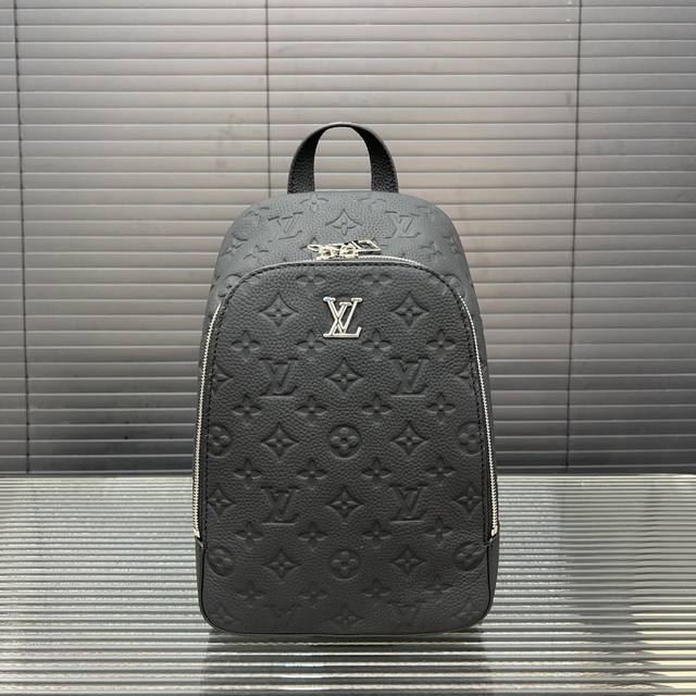 Louisvuitton 路易威登 牛皮胸包 斜挎单肩包 采用精湛镶嵌细工，实物拍摄 原厂原版面料 配送防尘袋 30 X 17Cm。