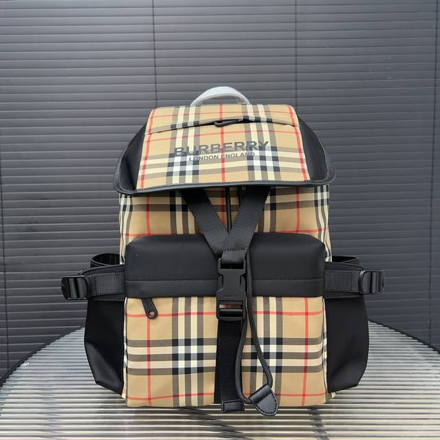 Burberry 巴宝莉 Vintage尼龙布翻盖双肩包 大容量背包 采用精湛镶嵌细工，经典百搭 实物拍摄 原厂原版面料 配送防尘袋 42 X 32 Cm。