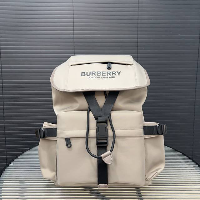 Burberry 巴宝莉 Vintage尼龙布翻盖双肩包 大容量背包 采用精湛镶嵌细工，经典百搭 实物拍摄 原厂原版面料 配送防尘袋 42 X 32 Cm。 - 点击图像关闭