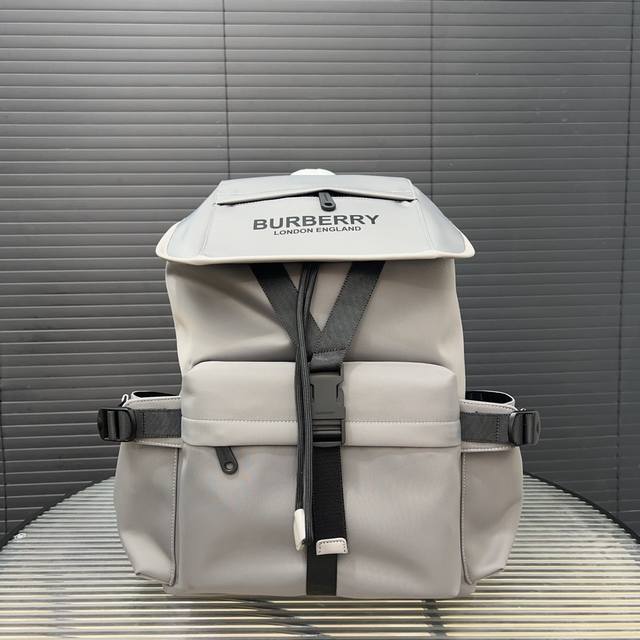 Burberry 巴宝莉 Vintage尼龙布翻盖双肩包 大容量背包 采用精湛镶嵌细工，经典百搭 实物拍摄 原厂原版面料 配送防尘袋 42 X 32 Cm。 - 点击图像关闭