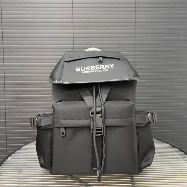 Burberry 巴宝莉 Vintage尼龙布翻盖双肩包 大容量背包 采用精湛镶嵌细工，经典百搭 实物拍摄 原厂原版面料 配送防尘袋 42 X 32 Cm。