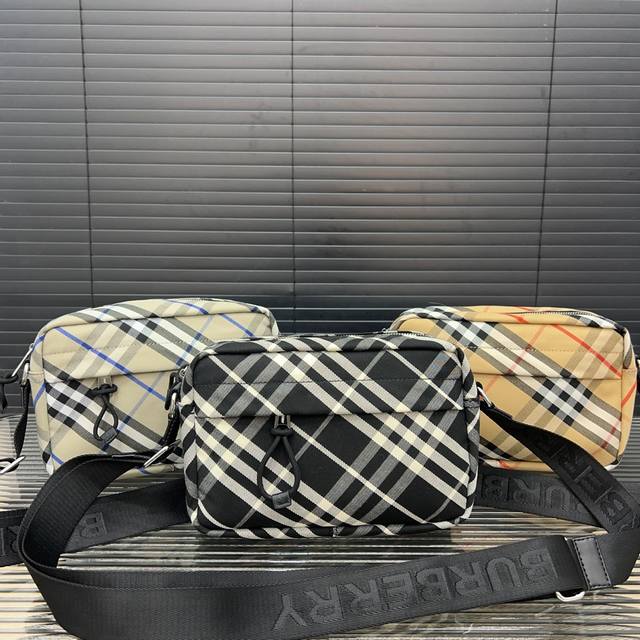 Burberry 巴宝莉 帆布格子男士单肩包 相机包斜挎包 采用精湛镶嵌细工，经典百搭 实物拍摄 原厂原版面料 高端品质 配送防尘袋 礼盒 24 X 17 Cm