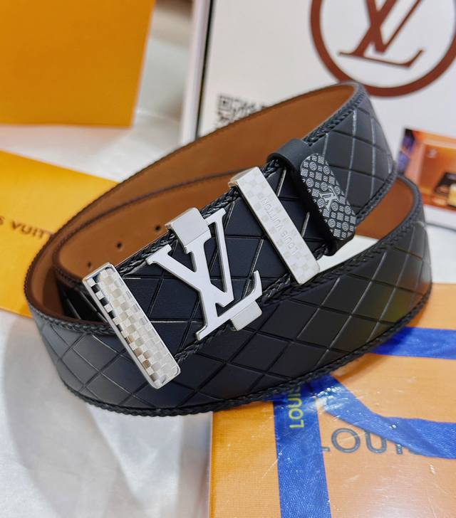 皮带：Lv..路易..威登顶级复刻. 腰带：原单品质百分百头层牛皮，保证真皮。雕花镂空工艺.真空电镀.永不掉色.24K纯钢扣纯手工编织系列双面可用专柜同等质量，