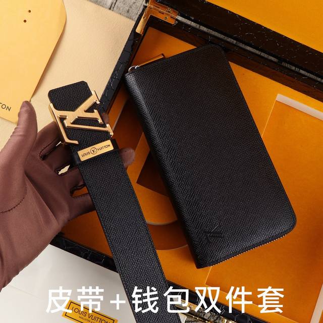 品牌：Lv.易路威登双件套 型号：木盒装，皮带+钱包，两件套 等级：意大利进口百分百头层牛皮，Lv.易路威登，世界著名奢侈品品牌，经典十字纹系列，进口头层牛皮，