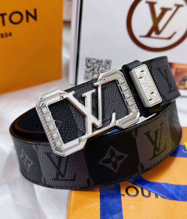 皮带：Lv..路易..威登顶级复刻. 腰带：原单品质百分百头层牛皮，保证真皮。镶嵌颗颗饱满钻石镶钻工艺.真空电镀.永不掉色.24K实心纯钢扣头层小牛皮老花格仔纹