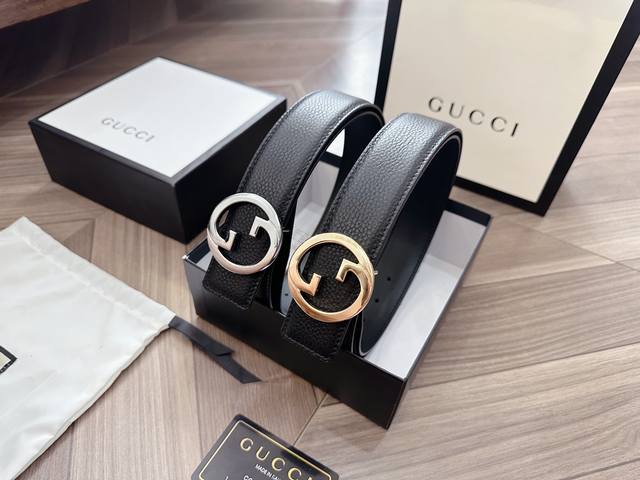 Gucci 古奇新款互扣式g带扣深受品牌辉煌的70年代经典设计所影响，得以重新诠释。安放于织纹纯皮腰带之上。正品一致的吊牌全套包装 配纸袋 礼品盒 亲们下单一定