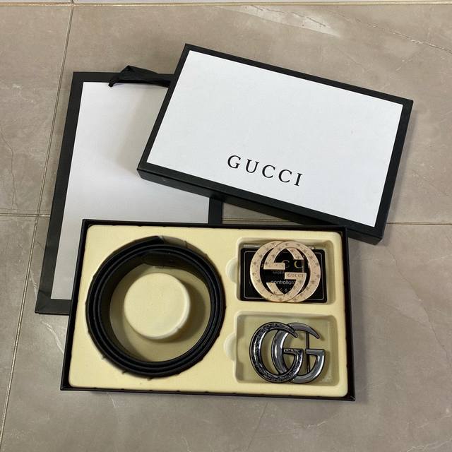 古驰gucci精品款 ☆双扣礼盒套装 含礼盒 专柜有售 Gucci专柜在售正品 此款采用头层牛皮制作 走线油边细致 正品开模 搭配广州原版扣经久耐用、3.8Cm